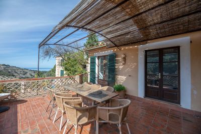 Villa in need of renovation with sea views in Deià