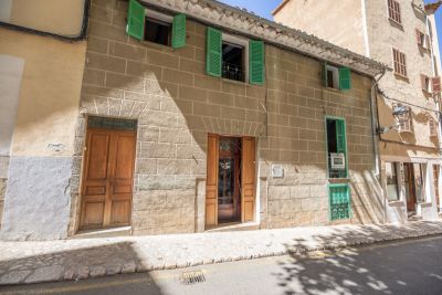 Townhouse with two sections in the centre of Sóller Townhouse with two sections in the centre of Sóller